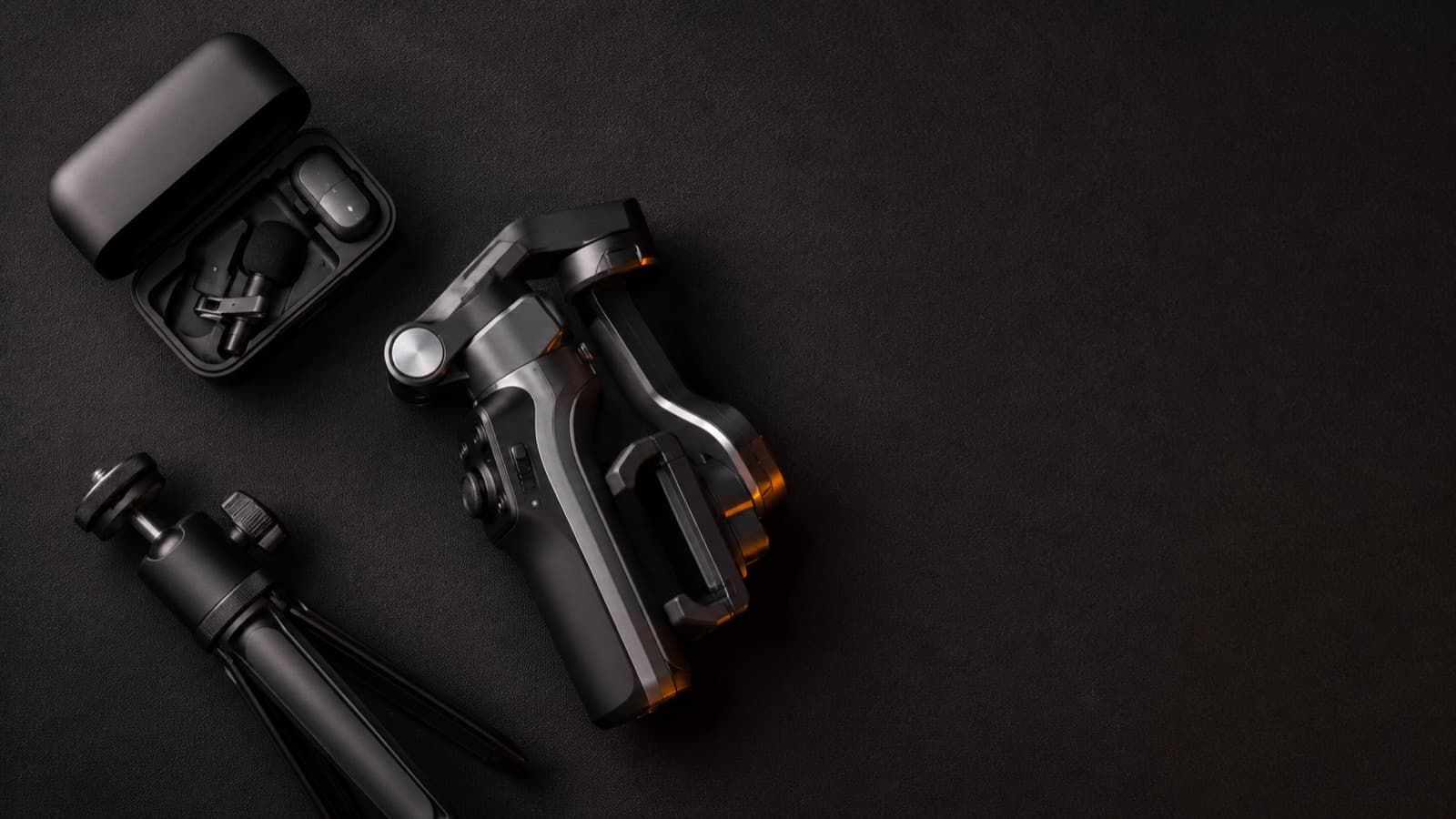 Un kit compacto de grabación con celular: micrófono de solapa, gimbal plegado y mini trípode