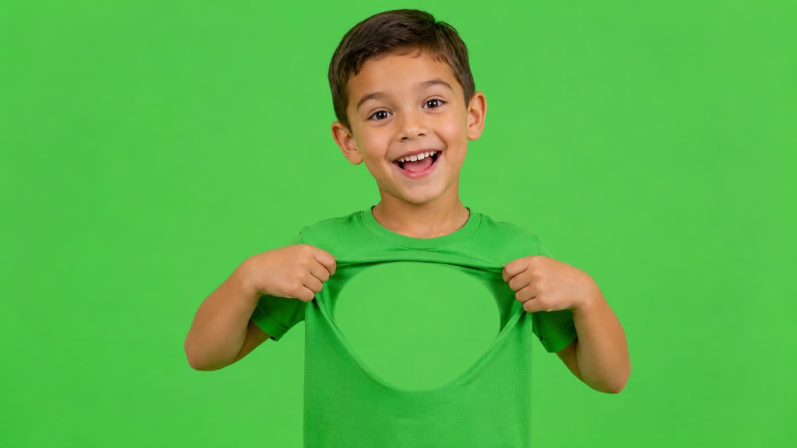 Niño con camiseta verde en el fondo verde: la camiseta desaparece y se vuelve un agujero en el cuerpo