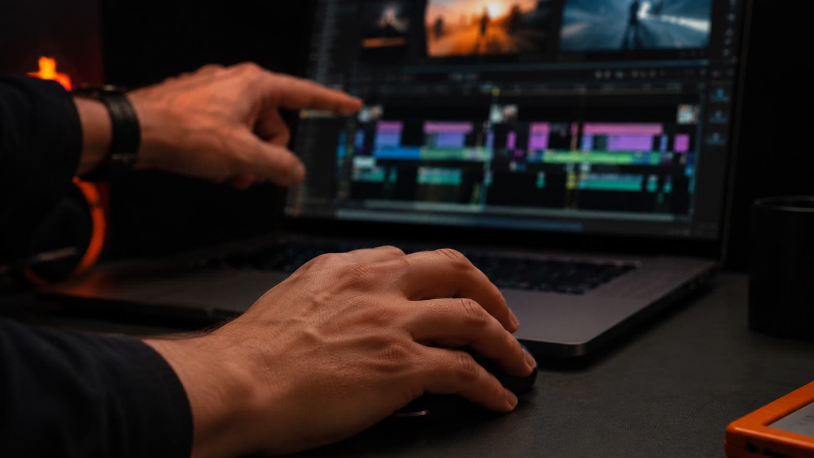 Manos en el mouse señalando una línea de tiempo de edición con varios cortes