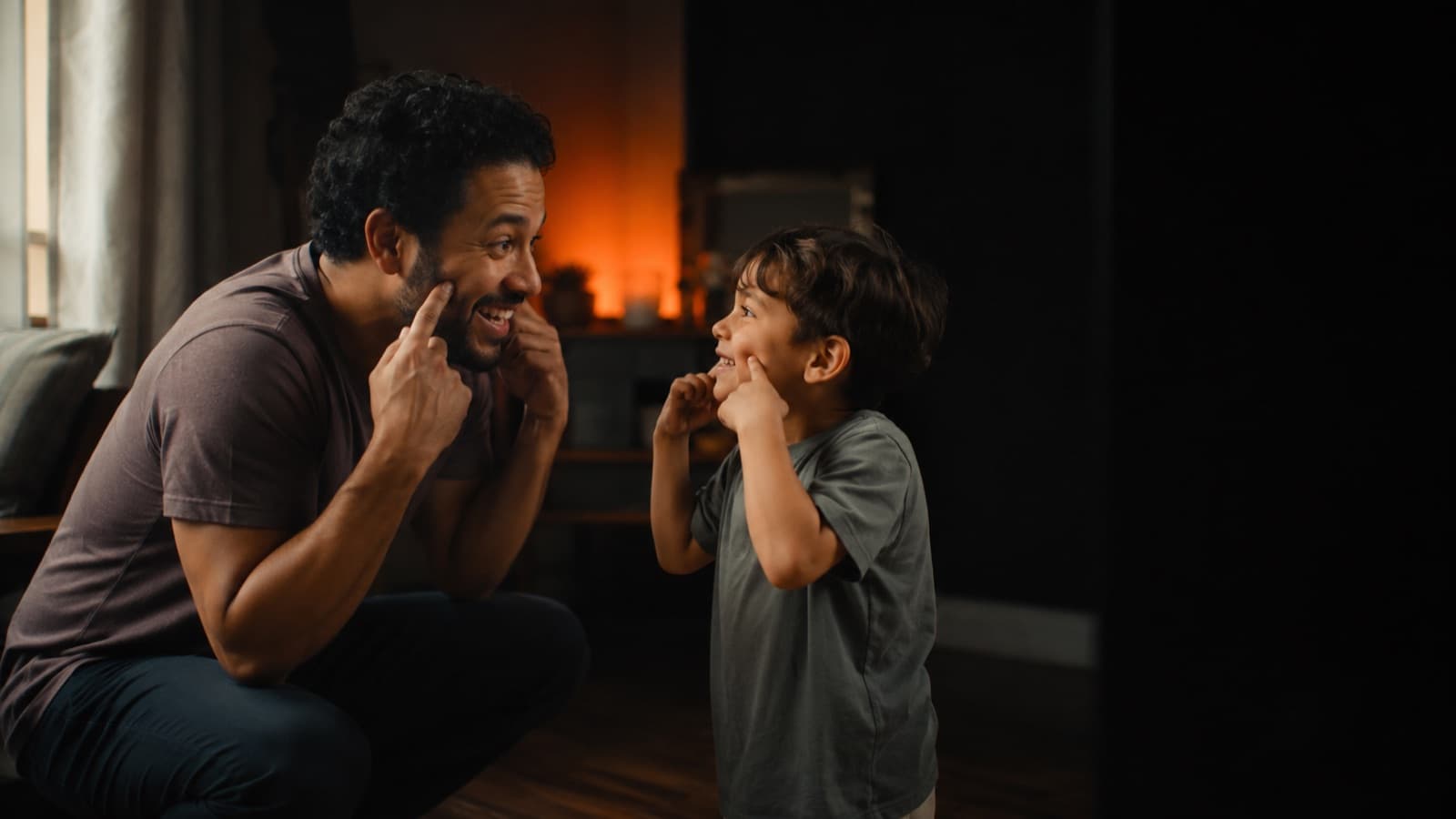 Un adulto ensayando el juego con el niño, sin cámara, como un juego