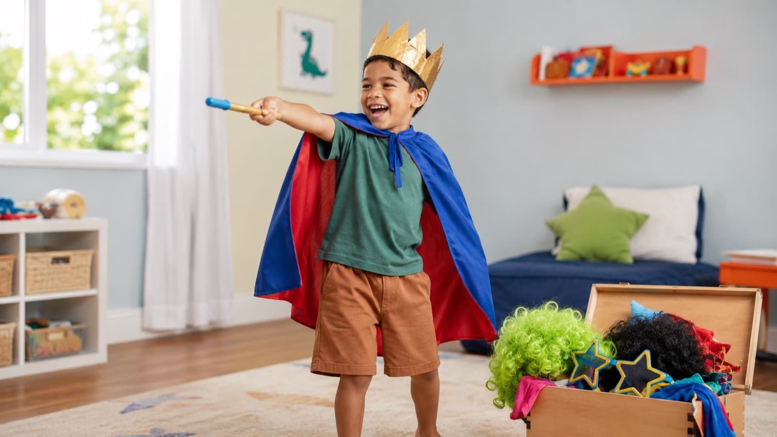 Un niño disfrazado jugando, entrando en el personaje con accesorios
