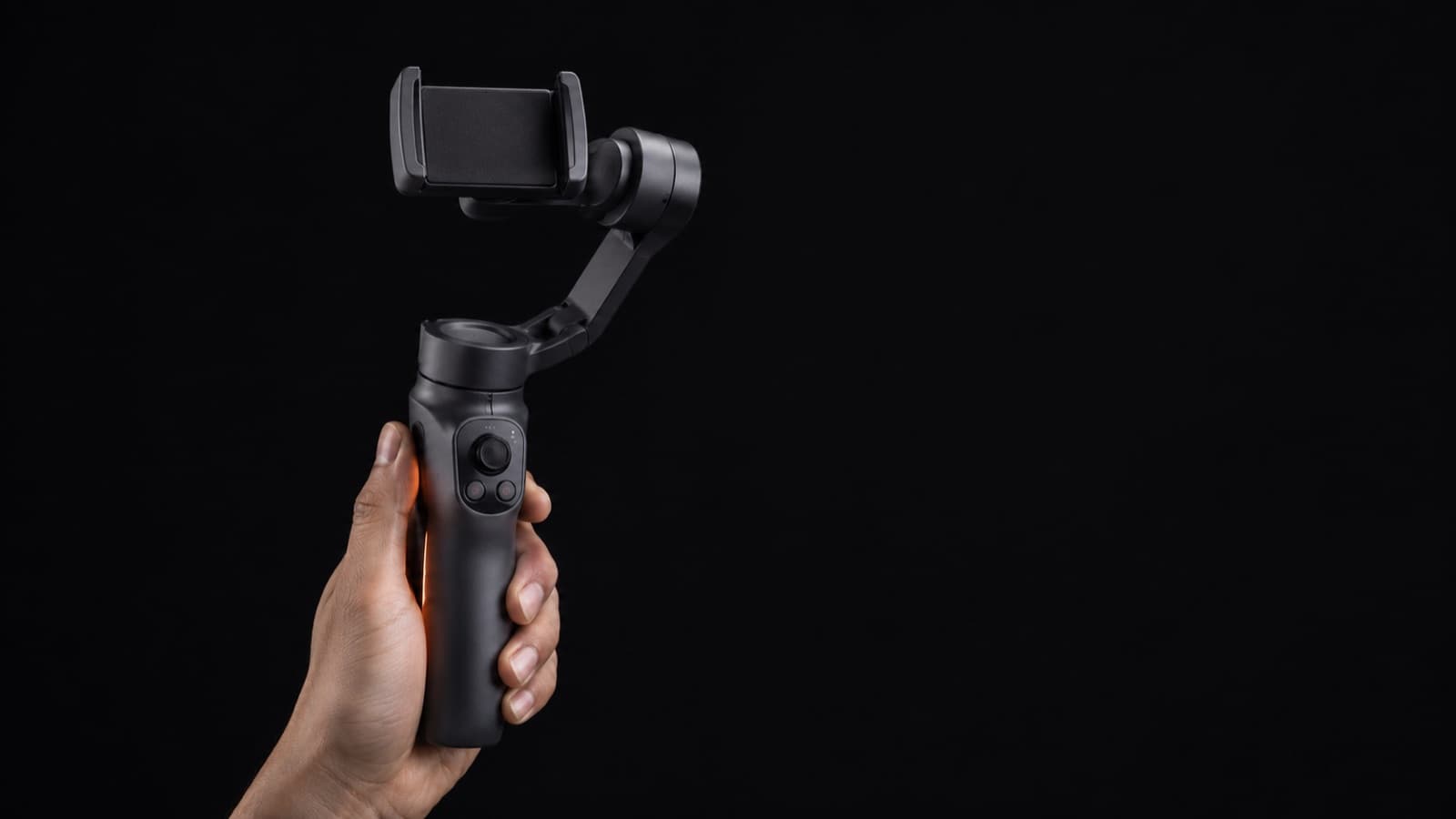 Un estabilizador (gimbal) de celular compacto, sostenido con una mano