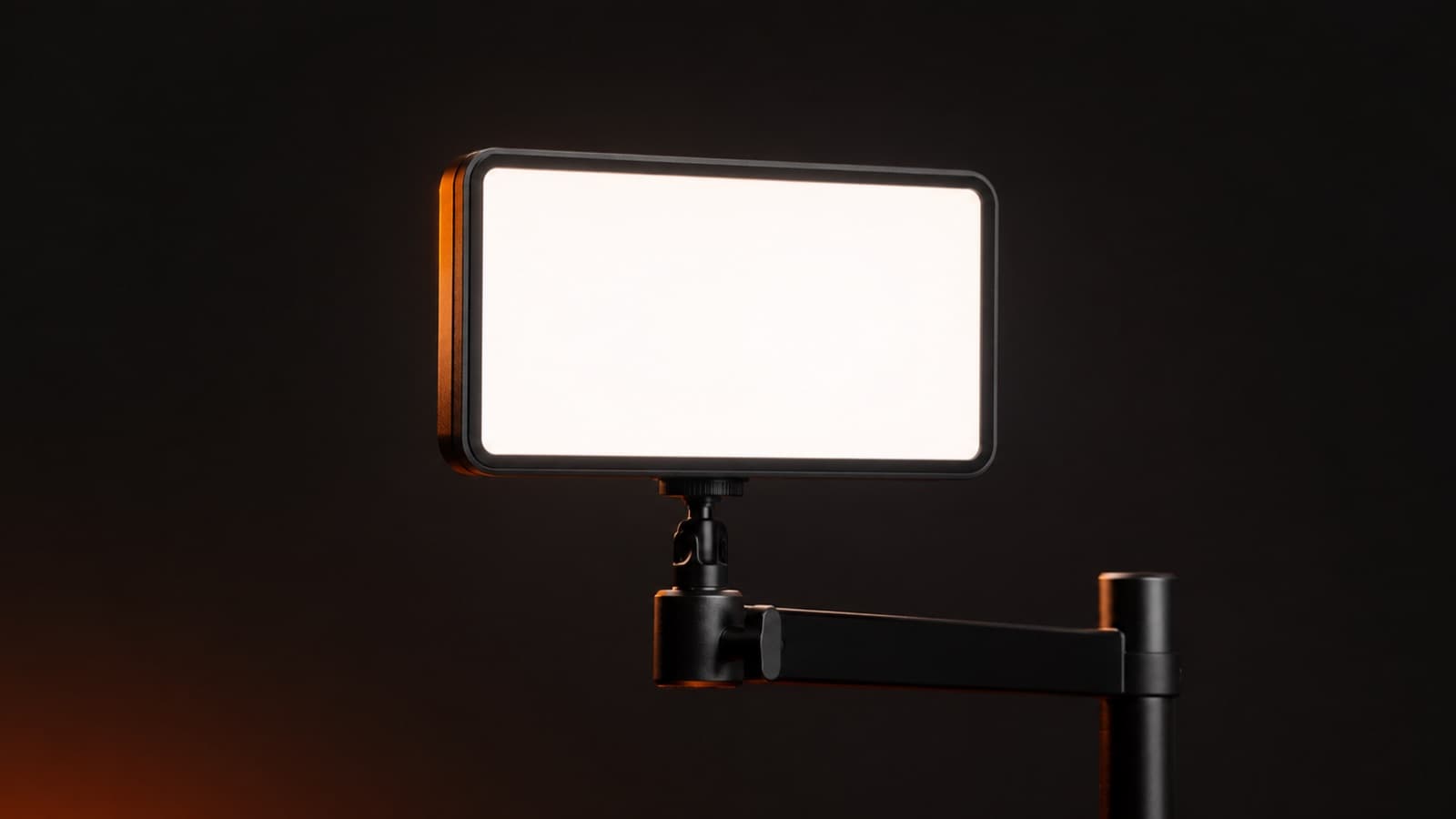 Panel difuso tipo Elgato Key Light en un brazo de mesa